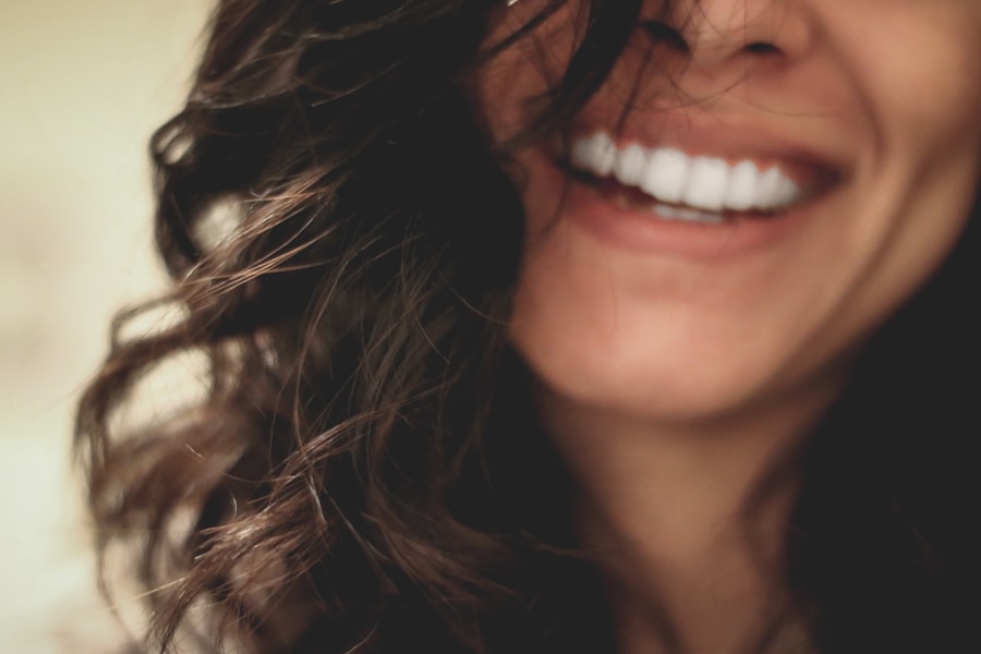 Paciente sonriendo después del tratamiento